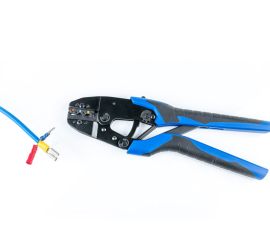 Een zwart-blauwe kabelschoen krimptang van carbon staal, voor geïsode kabelschoenen van 0,5-6mm², op een witte achtergrond.