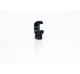 Czarny klips krawędziowy KC22 do peszli  z plastikowym klipsem ustawionym pod kątem prostym na górze klipsa, na białym tle. Plastikowy klips został otwarty.
